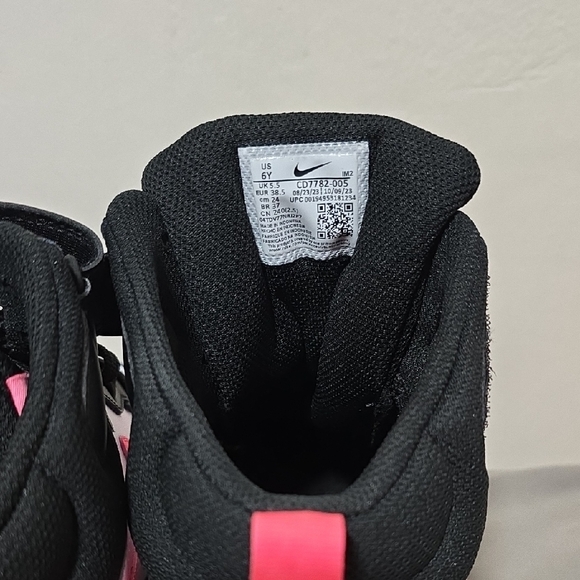 Nike Kids Sneakers - Black, White, and Pink.Nike. Size:6Y. - Picture 6 of 6